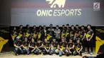 Chandra Wijaya Managing Director Onic Esports, Carey Ticoalu Perwakilan dari Agaeti Venture Capital, Lim Kusuma Senior Marketing Manager DANA foto bersama tim Onic Esports di Jakarta, Selasa (6/7/2019). (Liputan6.com/Faizal Fanani)