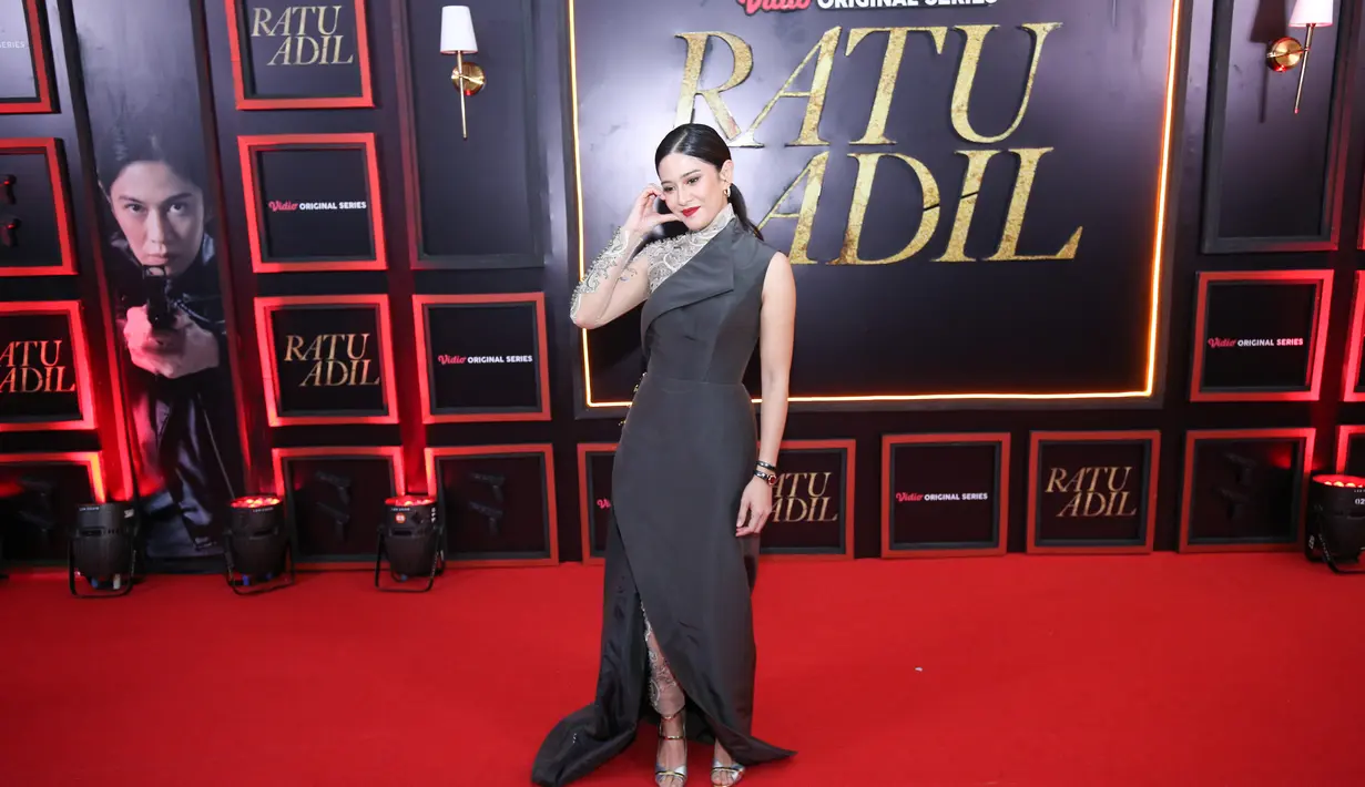 Dian Sastrowardoyo curi perhatian dengan kenakan dress jumpsuit karya desainer ternama, Hian Tjen [dok. Kapanlagi/Bayu Herdianto]