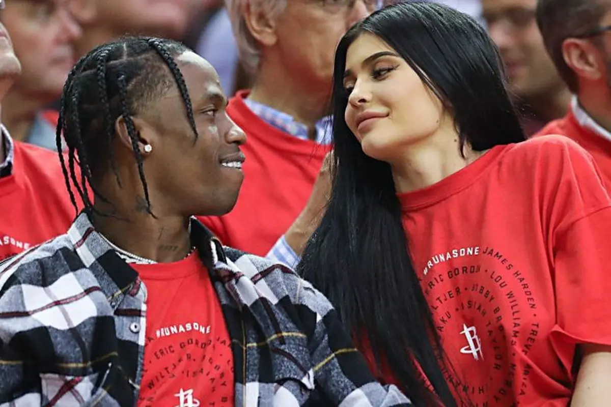 [Bintang] Kylie Jenner - Travis Scott