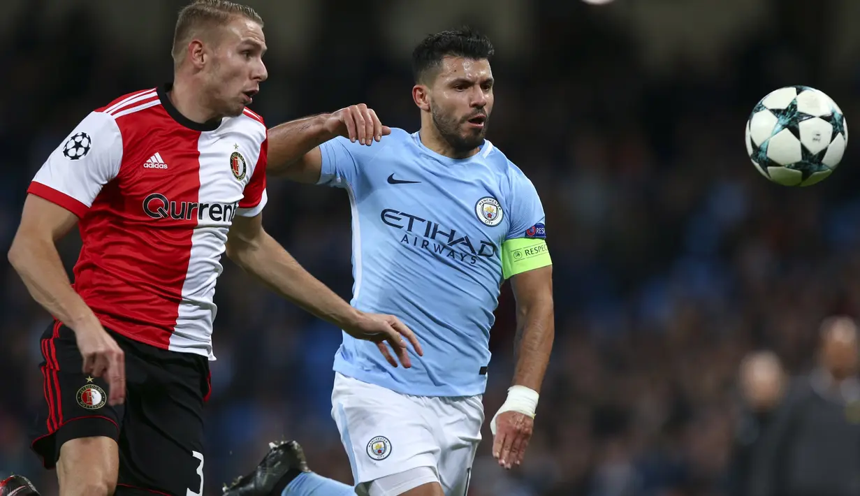 Aksi pemain Manchester City, Sergio Aguero (kanan) berebut bola dengan pemain Feyenoord, Sven van Beek pada laga group F Liga Champions di Etihad Stadium, Manchester, (21/11/2017). City menang 1-0. (AP/Dave Thompson)