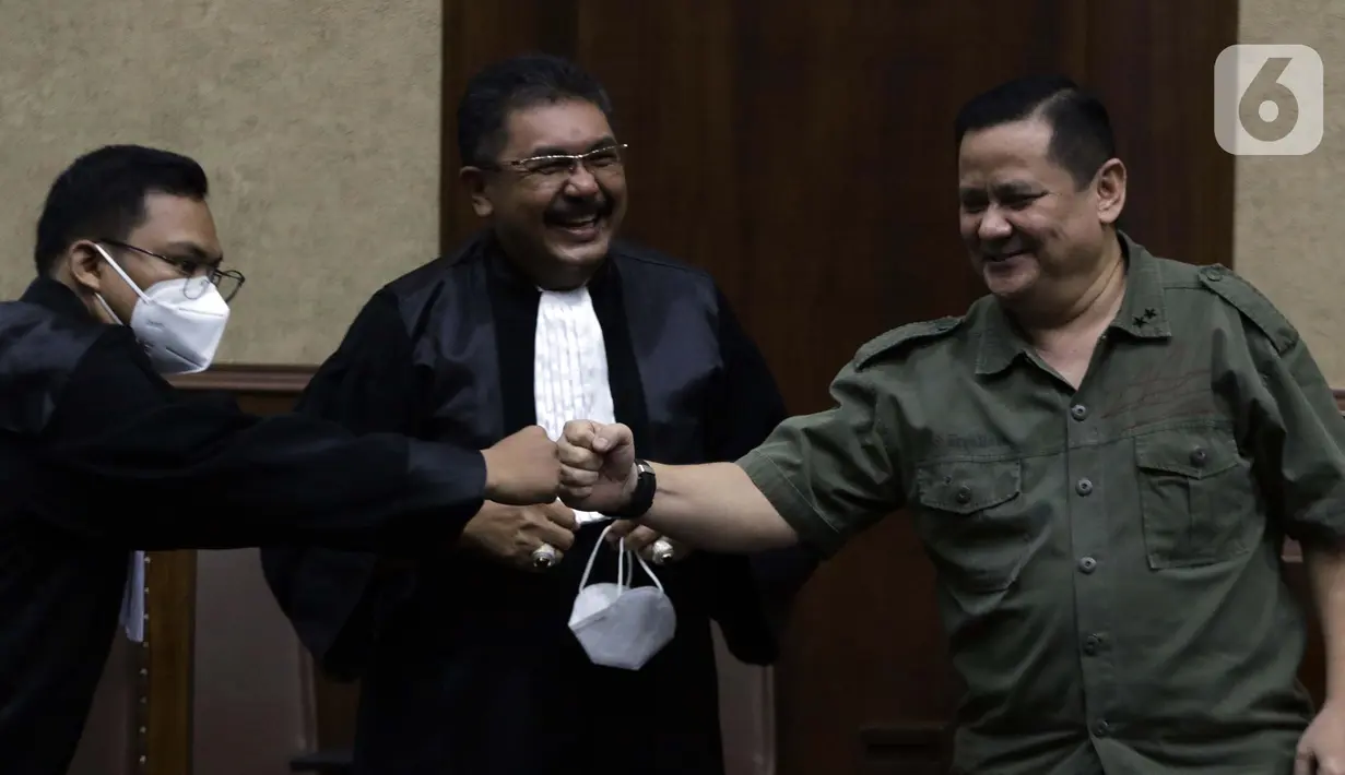 Terdakwa kasus suap penghapusan red notice Djoko Tjandra, Irjen (Pol) Napoleon Bonaparte (kanan) bersama kuasa hukumnya sesaat sebelum menjalani sidang lanjutan di Pengadilan Tipikor, Jakarta, Senin (8/2/2021). Sidang beragendakan mendengar keterangan terdakwa. (Liputan6.com/Helmi Fithriansyah)