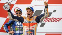 Valentino Rossi dan Marc Marquez saat naik podium MotoGP Jerman 2018. (Robert MICHAEL / AFP)