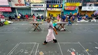 Suasana Pasar Pagi di Jalan Jenderal Sudirman, Salatiga, Jawa Tengah, Rabu (29/04). Pasar Pagi Salatiga menerapkan physical distancing atau jaga jarak aman untuk mencegah penularan virus corona COVID-19. (Liputan6.com/Gholib)