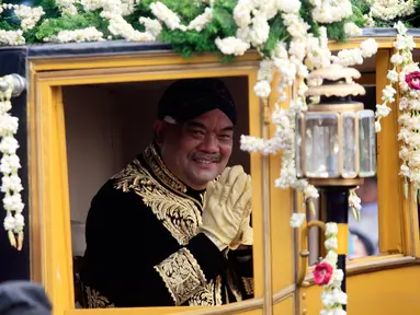 KGPAA Paku Alam X menaiki kereta kuda saat mengikuti kirab ageng di Yogyakarta, (7/1) .KGPAA Paku Alam X di nobatkan sebagai raja Kadipaten Pakualaman usai mengikuti upacara jumeneng dalem di Bangsal Sewotomo Puro Pakualaman.(Boy Harjanto)