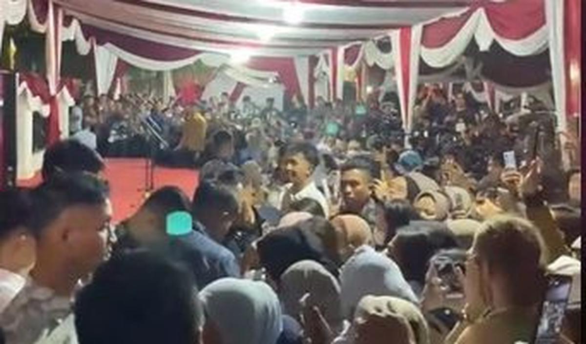 "Suasana terkini di rumah pak Prabowo," tulis keterangan video.