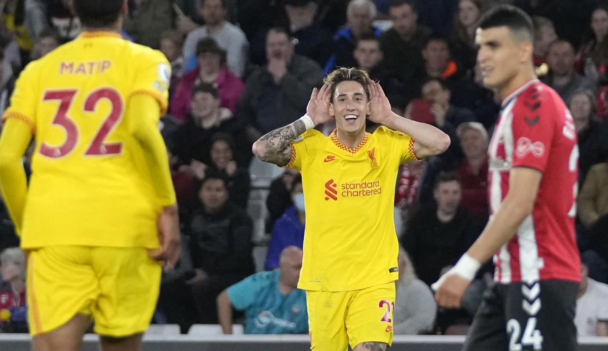 Usai menjadi penentu kemenangan di final Piala FA melawan Chelsea, Kostas Tsimikas kembali berhasil menunjukkan performa apiknya di laga kontra Southampton di laga pekan ke-37 Liga Inggris. Pemain asal Yunani tersebut berhasil mengirim empat operan kunci dan satu sepakan pojok yang berujung pada gol yang diciptakan Joel Matip. (AP/Frank Augstein)