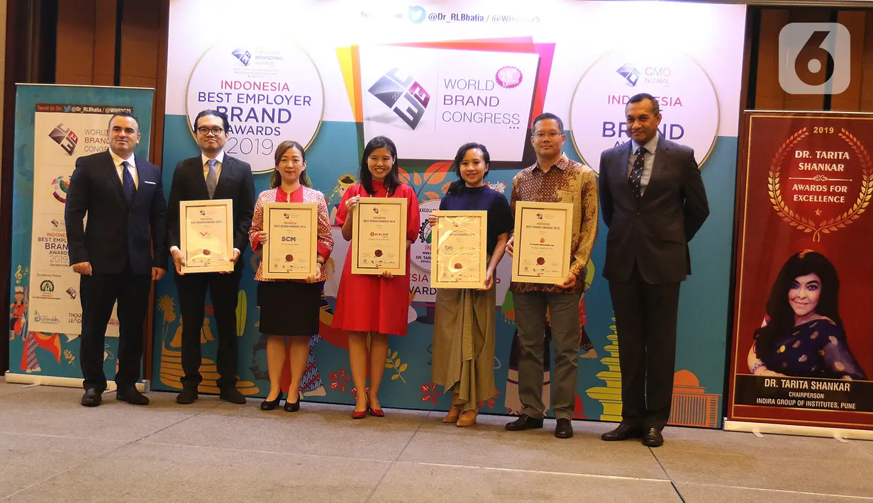 Perwakilan PT Surya Citra Media Tbk (SCM), Helen Melinda (ketiga kiri) berfoto bersama usai menerima penghargaan dalam acara Global Brand Excellence Arwards di Jakarta, Kamis (24/10/2019). PT SCM Tbk menerima penghargaan kategori Indonesia Best Brand Awards 2019. (Liputan6.com/Herman Zakharia)