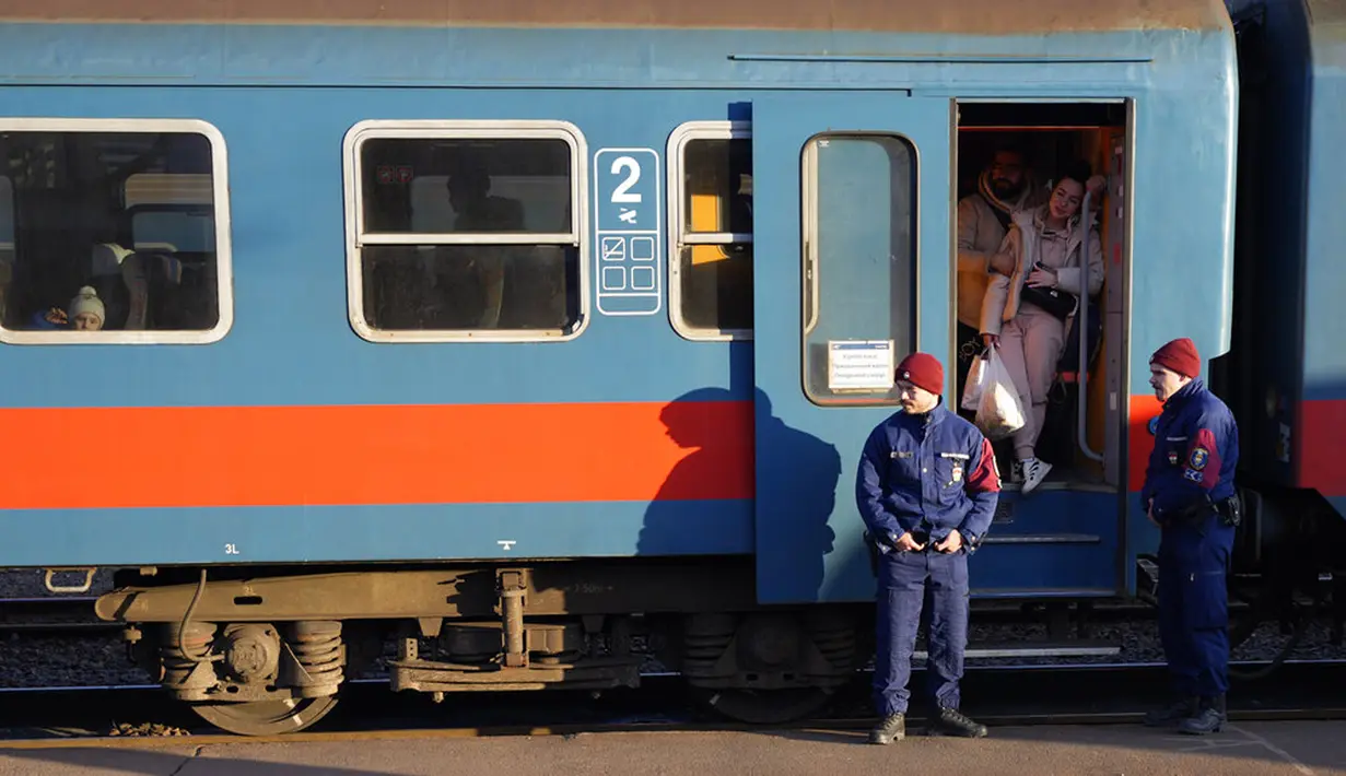 Seorang wanita berdiri di pintu kereta saat tiba dari Ukraina di stasiun di Zahony, Hungaria, 8 Maret 2022. PBB mengatakan, serangan gencar Rusia telah memaksa lebih dari 2 juta orang meninggalkan Ukraina. (AP Photo/Darko Vojinovic)