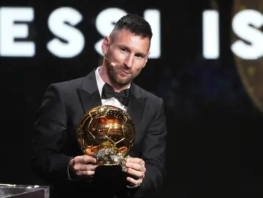 Superstar Inter Miami dan Argentina, Lionel Messi, menerima trofi Ballon d'Or 2023 pada acara malam penganugerahan yang digelar di Theatre du Chatelet, Paris, Selasa (31/10/2023) dini hari WIB. (AP Photo/Michel Euler)