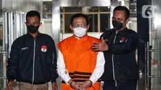 Mantan Sekretaris Mahkamah Agung (MA) Hasbi Hasan mengenakan rompi oranye usai diperiksa Komisi Pemberantasan Korupsi (KPK) di Gedung Merah Putih, Jakarta, Rabu (12/7/2023). KPK resmi menahan Hasbi Hasan (HH), tersangka kasus dugaan suap pengurusan perkara. (Liputan6.com/Angga Yuniar)