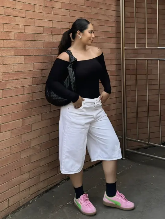 Kenakan jort dan atasan off shoulder, gaya ini juga berhasil tampilkan kesan penuh gaya yang bisa ditiru. [Foto: Instagram/ Gaby Saputra]