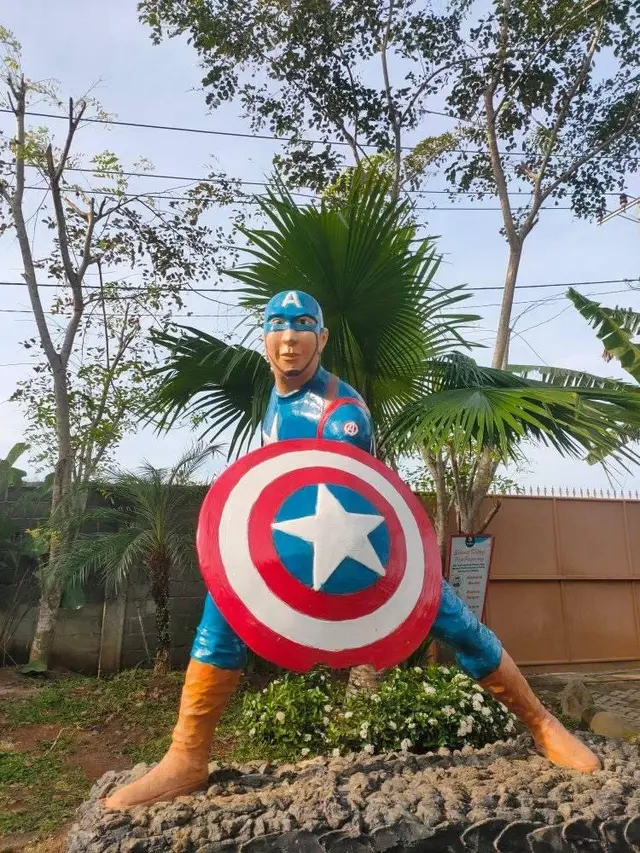 Patung Superhero di Taman