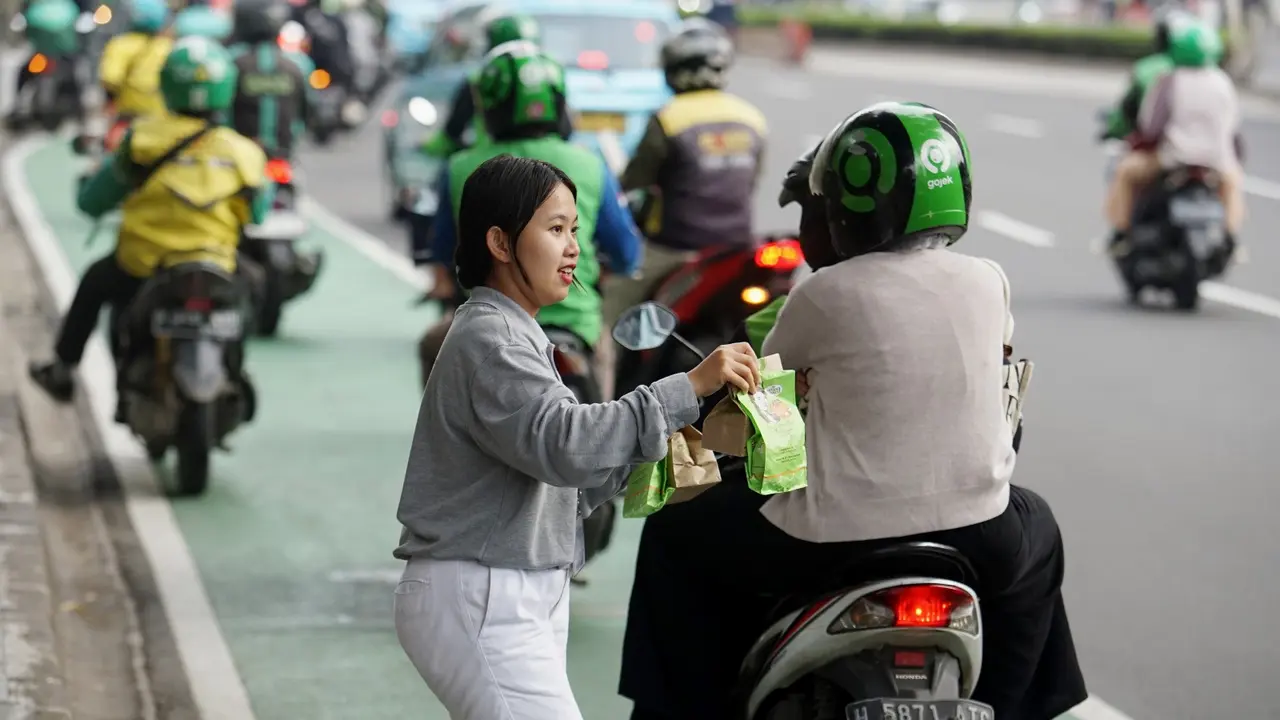 Asia Pulp & Paper Group (APP Group) bersinergi dengan Tzu Chi APP Thamrin mengadakan kegiatan berbagi takjil bagi masyarakat sekitar, pedagang, ojek online, kurir, cleaning service, security, dan pekerja lainnya di daerah Thamrin. (Dok Sinar Mas)
