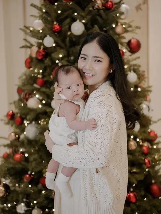 Di beberapa foto pertama, Jessica Tanoesoedibjo terlihat menggendong sang buah hati mengenakan sweater berwarna putih. [Foto: Instagram/jessicatanoe]