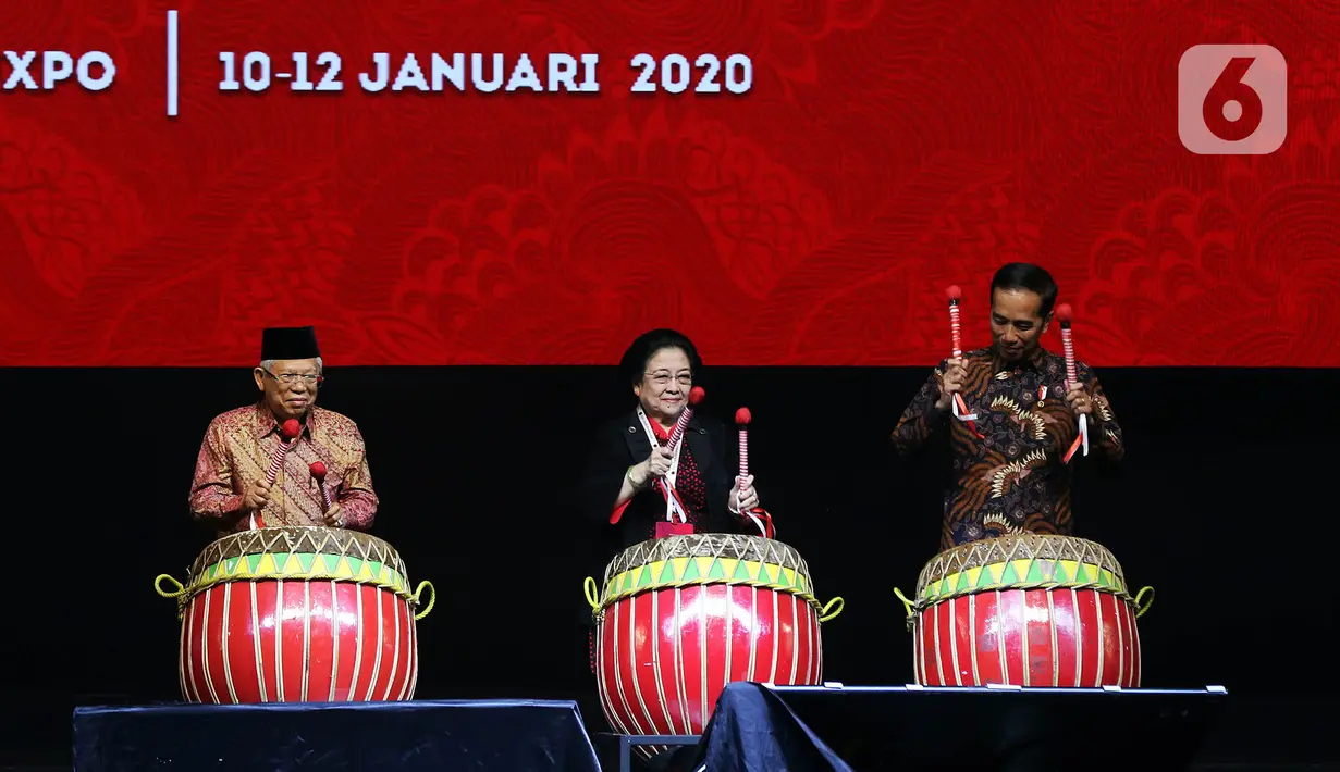 Presiden Joko Widodo (kanan) bersama Wakil Presiden Ma'ruf Amin (kiri) dan Ketua Umum PDI Perjuangan Megawati Soekarnoputri (tengah) saat membuka Rakernas I dan HUT ke-47 PDIP di JIEXPO Kemayoran, Jakarta, Jumat (10/1/2020). (Liputan6.com/Johan Tallo)