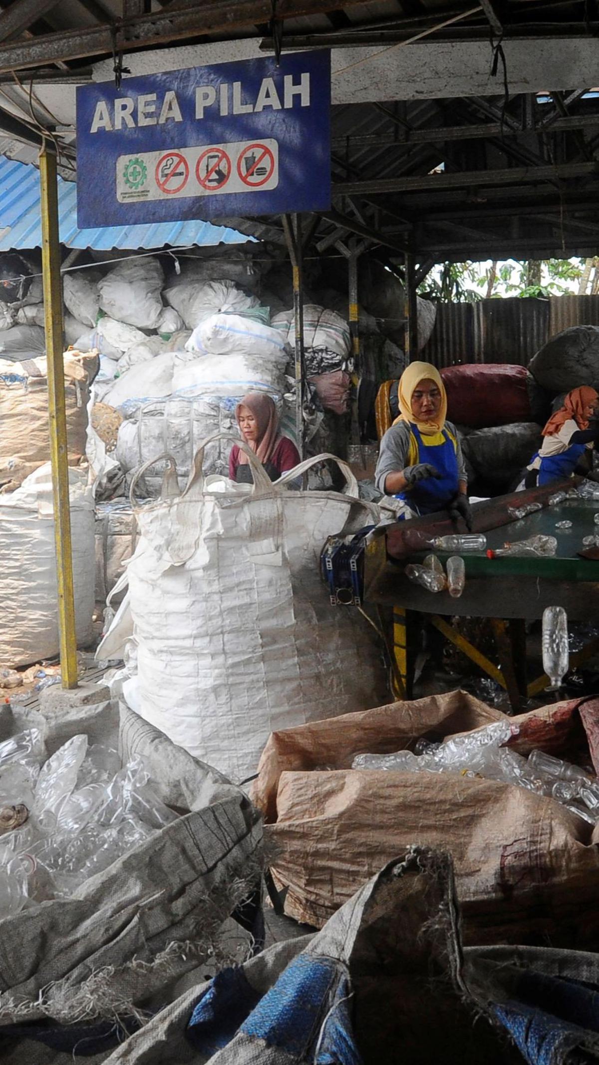 Sejumlah pekerja memilah plastik cacah di Koperasi Pemulung Berdaya, Setu, Tangerang Selatan, Banten, Rabu (20/9/2023).