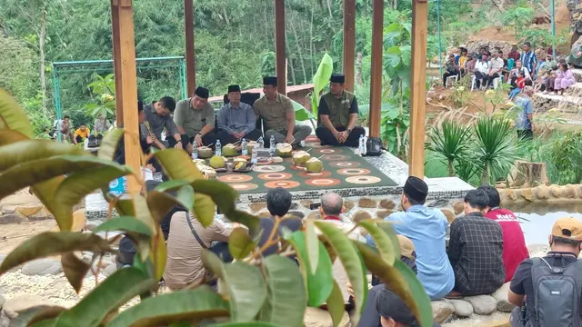 Cagub Jateng Jenderal TNI (Purn) Andika Perkasa dan Cawagub Hendrar Prihadi menghadiri peresmian Pondok Pesantren El Bayan 2, Desa Bener, Majenang, Cilacap, Jawa Tengah, Sabtu (26/10/2024). (Foto: Liputan6.com/Muhamad Ridlo)