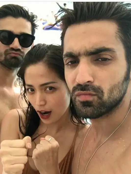 Dari beberapa foto yang beredar, keduanya menikmati liburan di Pulau Dewata Bali. Keduanya terlihat begitu intim dari foto dan video yang beredar. (Instagram/cinderella.ind)