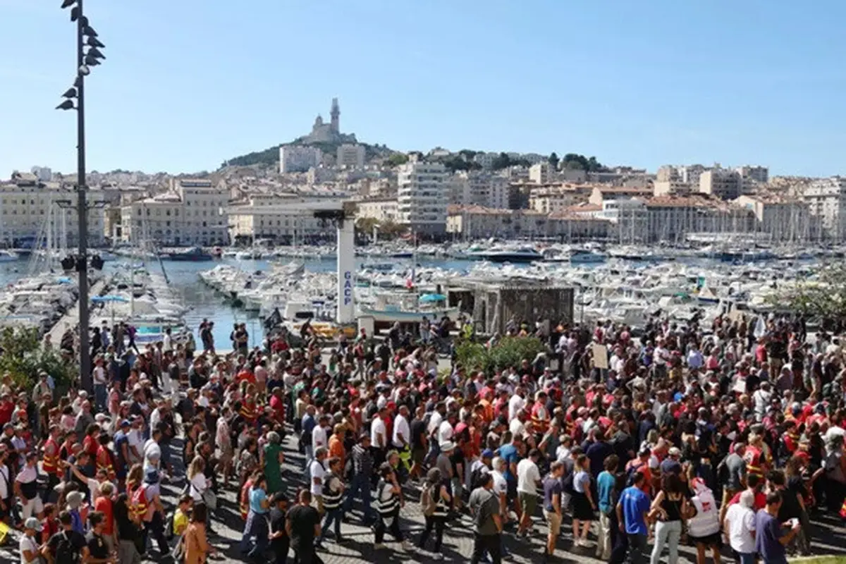 Protes di pelabuhan Marseille, Prancis tenggara, pada Kamis (18/9/2025), saat aksi mogok nasional dan demonstrasi yang digelar serikat buruh menentang anggaran nasional Prancis.