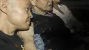 Fujimori, dengan mengenakan masker wajah dan oksigen tambahan, keluar dari pintu penjara dan masuk ke dalam sebuah mobil sport yang dikemudikan oleh menantunya. (Renato PAJUELO / AFP)
