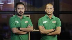 Mantan pemain Timnas Indonesia, Kurniawan Dwi Yulianto dan Ponaryo Astaman berpose saat mengunjungi kantor Bola.com di Jakarta, Kamis (28/2). Kunjungan tersebut dalam rangka sosialisasi acara MILO Football Championship 2019. (Bola.com/M Iqbal Ichsan)