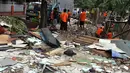 Jalannya pembongkaran berlangsung aman tanpa ada perlawanan dari para pemilik bangunan liar maupun lapak, Jakarta, Selasa (19/8/14). (Liputan6.com/Miftahul Hayat)