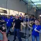 CEO Apple Tim Cook saat membuka pintu Apple Store (Foto: Kiet Do via Twitter)