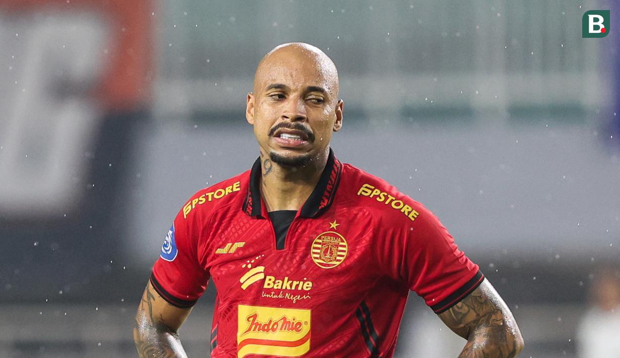 Gustavo Almeida tampak kecewa usai timnya, Persija Jakarta harus kalah dari Semen Padang pada laga pekan ke-30 Liga 1 2024/2025 di Stadion Pakansari, Kabupaten Bogor, Minggu (27/4/2025). (Bola.com/Abdul Aziz)