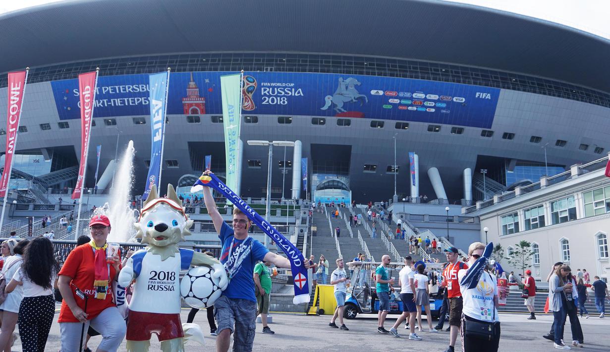 Suasana di depan Stadion Saint Petersburg, Rusia. (Bola.com/Okie Prabhowo)