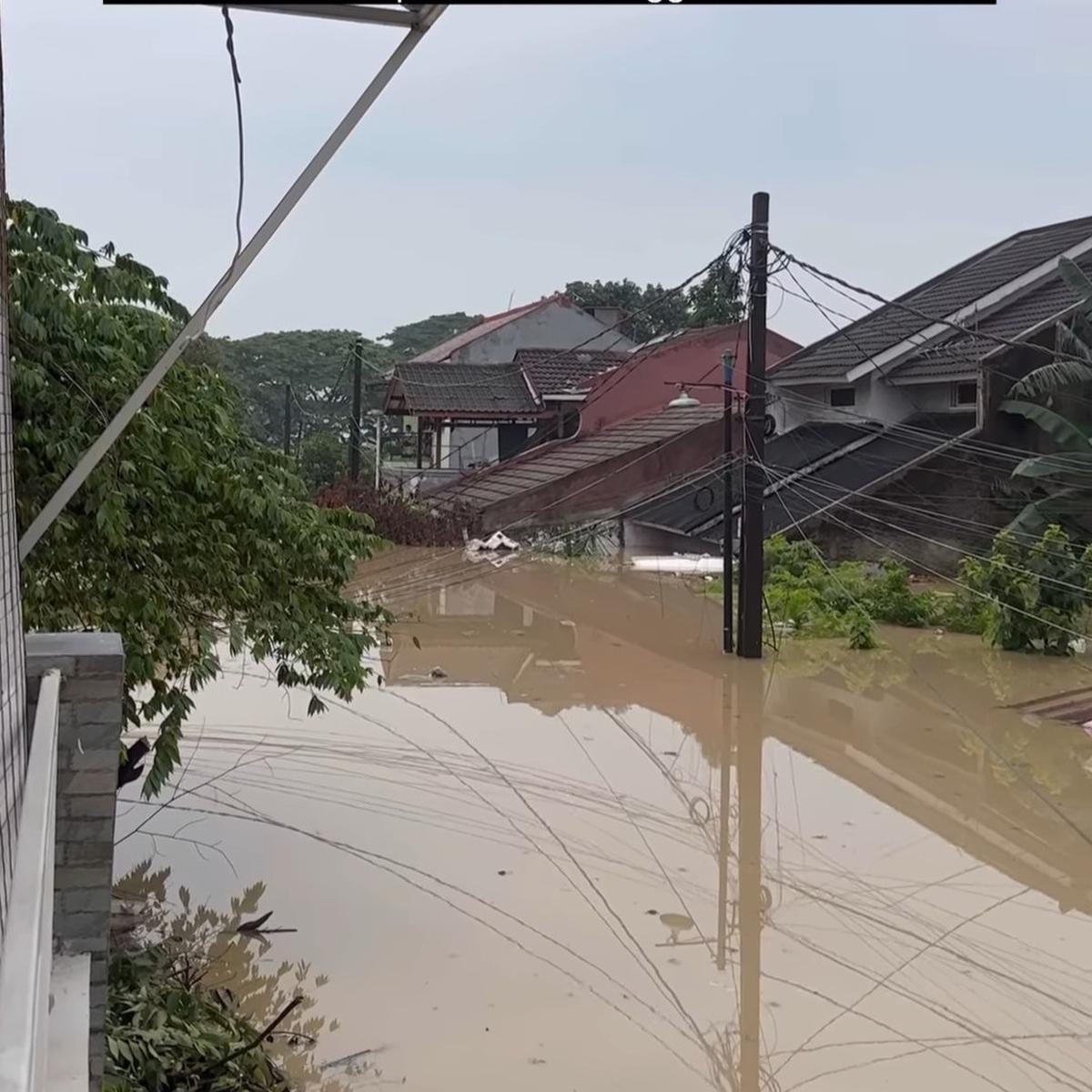 Potret Rumah Orangtua Clarissa Putri Terendam Banjir di Bekasi, Semua Penghuni Rumah Akhirnya Dievakuasi