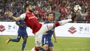 Aksi pemain Arsenal, Olivier Giroud (kiri) mengontrol bola saat diadang pemain Chelsea, Cesar Azpilicueta pada laga persahabatan International Champions Cup di Beijing, Sabtu,( 22/7/2017). Chelsea menang atas Arsenal 3-0. (AP/Mark Schiefelbein)