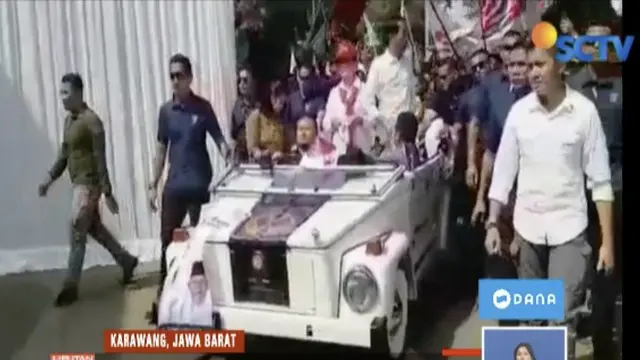 Jokowi didampingi Iriana sapa warga di Karawang, Jawa Barat, menggunakan mobil kap kuno.