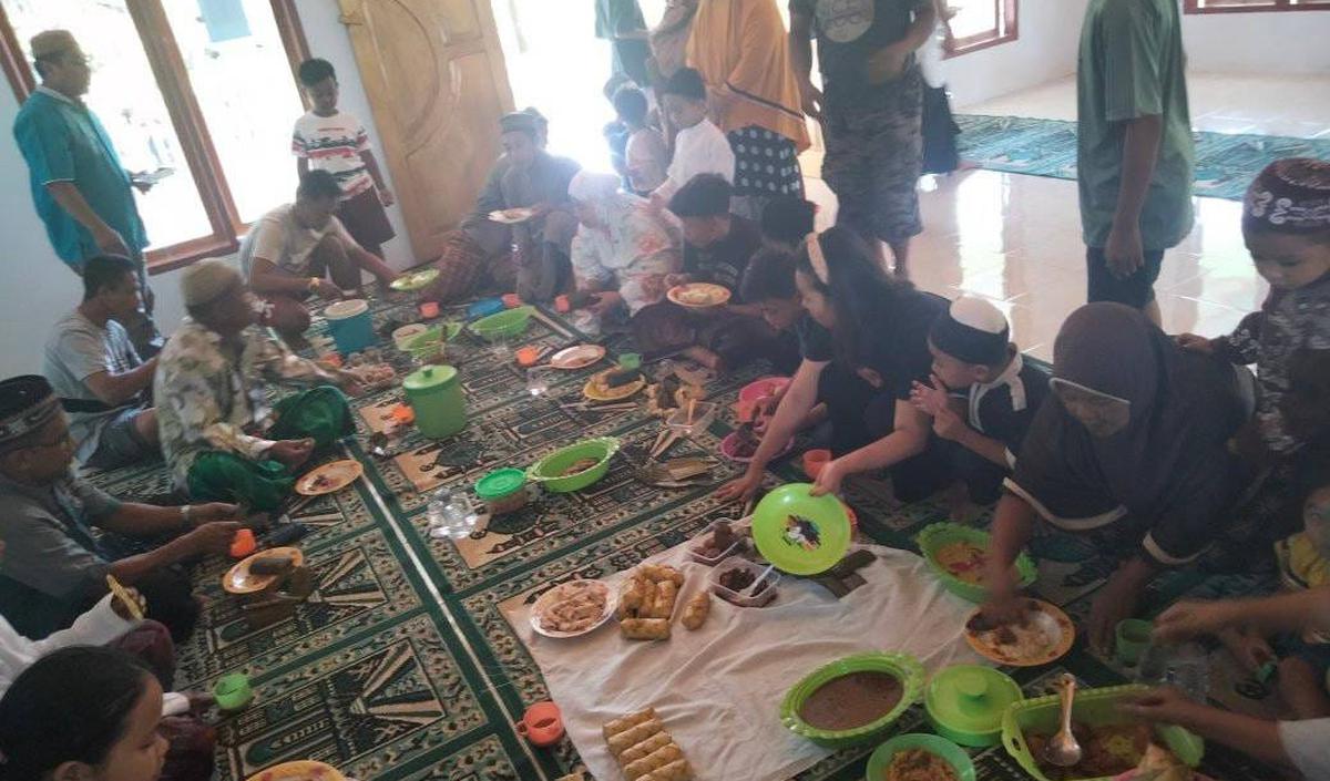 Memakan Ketupat Bersama