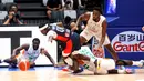Pebasket Prancis, Sylvain Francisco, berusaha melepaskan diri dari adangan pebakset Pantai Gading pada pertandingan FIBA World Cup 2023 di Indonesia Arena, Sabtu (2/9/2023). Prancis menang dengan skor 87-77. (Bola.com/M Iqbal Ichsan)