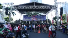 Warga berjalan di depan panggung utama perayaan malam pergantian tahun di kawasan Bundaran Hotel Indonesia, Jakarta, Minggu (31/12). Pemprov DKI Jakarta mendirikan panggung hiburan pergantian tahun di sejumlah titik. (Liputan6.com/Helmi Fithriansyah)