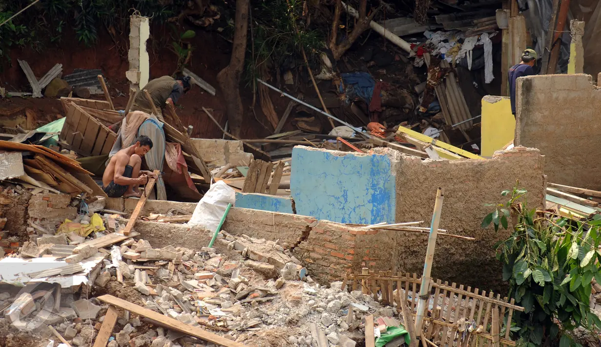 Warga membongkar sisa bangunan di bantaran Kali Ciliwung, Bukit Duri, Jakarta, Rabu (24/8/2016). Pemprov DKI Jakarta merelokasi warga Bukit Duri ke Rusun Rawa Bebek sebagai lanjutan proyek normalisasi Sungai Ciliwung. (Liputan6.com/Helmi Fithriansyah)