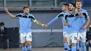 Penyerang Lazio, Ciro Immobile, merayakan gol yang dicetaknya ke gawang Borussia Dortmund pada laga Grup F Liga Champions 2020/2021 di Stadion Olimpico, Rabu (21/10/2020) dini hari WIB. Lazio menang 3-1 atas Borussia Dortmund. (AFP/Alberto Pizzoli)