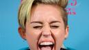 Miley Cyrus memasang wajah gemas di Teen Choice Awards 2013. (STEWART COOK/REX/SHUTTERSTOCK/HollywoodLife)
