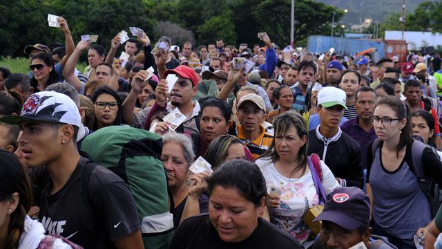 Ribuan warga Venezuela mengantre masuk ke wilayah Kolombia untuk berbelanjan (AP/Ferley Ospina)