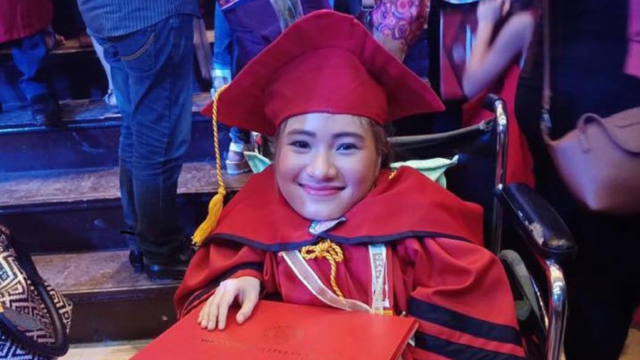 Meskipun Terkena Penyakit Kerdil, Wanita ini Lulus dengan Predikat Cum Laude