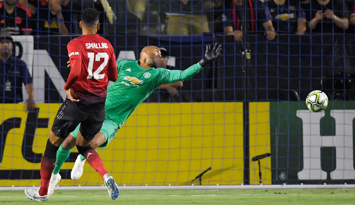 Kiper Manchester United, Lee Grant berusaha menahan bola yang dilesakkan pemain depan AC Milan Suso dalam International Champions Cup (ICC) 2018 di Carson, California, Amerika Serikat, Rabu (25/7). AC Milan kalah adu penalti. (AP Photo/Mark J. Terrill)