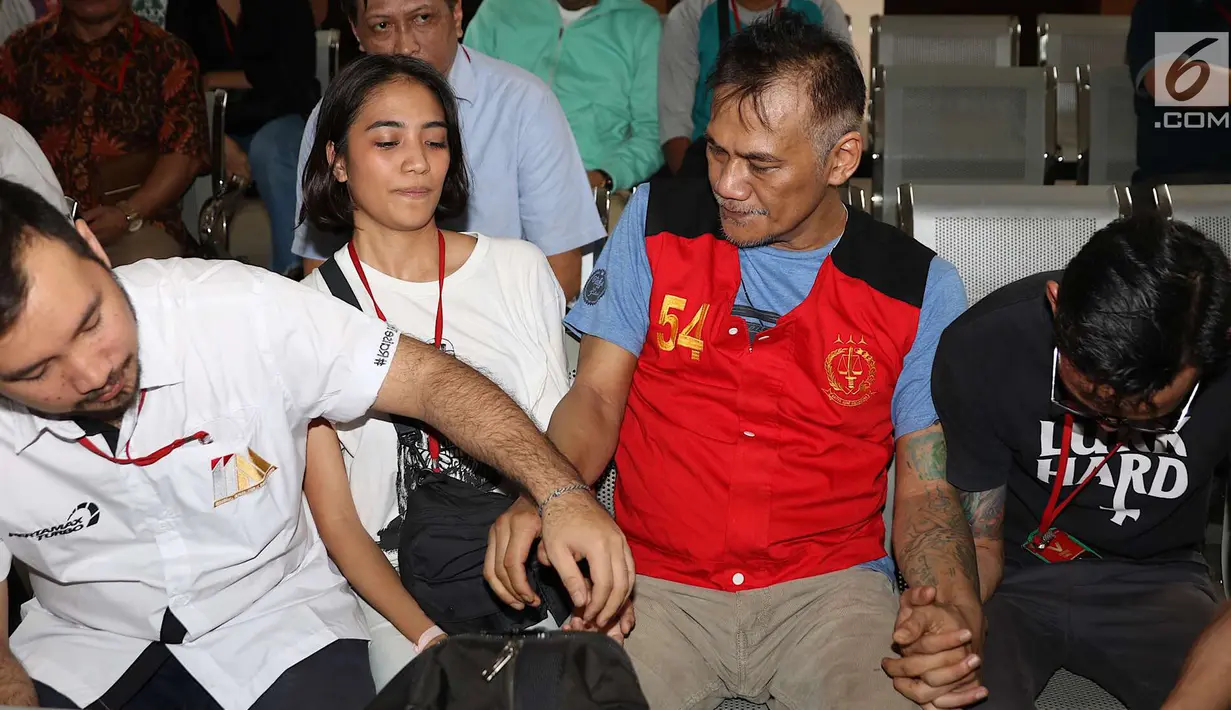 Aktor Tio Pakusadewo memegang tangan kedua anaknya Risa dan Nagra Kautsar sebelum sidang replik di PN Jakarta Selatan, Kamis (5/7). Pledoi Tio Pakusadewo ditolak seluruhnya oleh jaksa penuntut umum (JPU). (Liputan6.com/Immanuel Antonius)