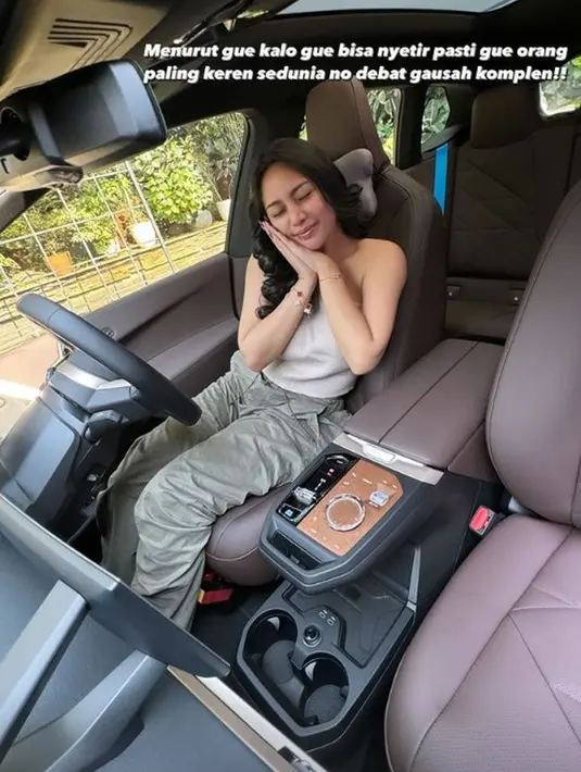 <p>Rachel menjelaskan jika ia bisa menyetir mobil, ia adalah orang paling keren. Ia juga melarang orang lain untuk komplain soal pendapatnya. [Foto: instagram.com/rachelvennya]</p>