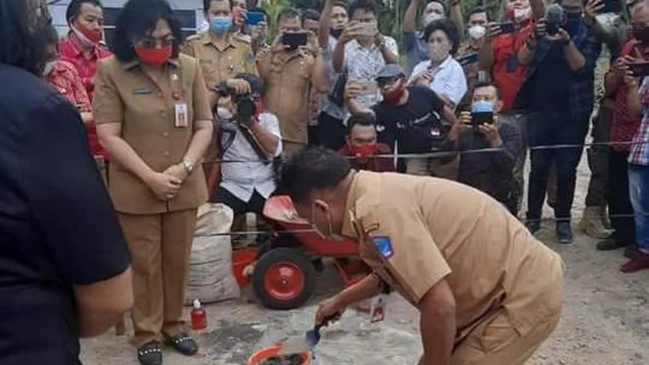 Olly meletakan batu pertama dimulainya pembangunan SMK Negeri Pariwisata Sulut.