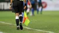 Illustrasi wasit saat memimpin pertandingan Liga 1 2017. (Bola.com/Nicklas Hanoatubun)