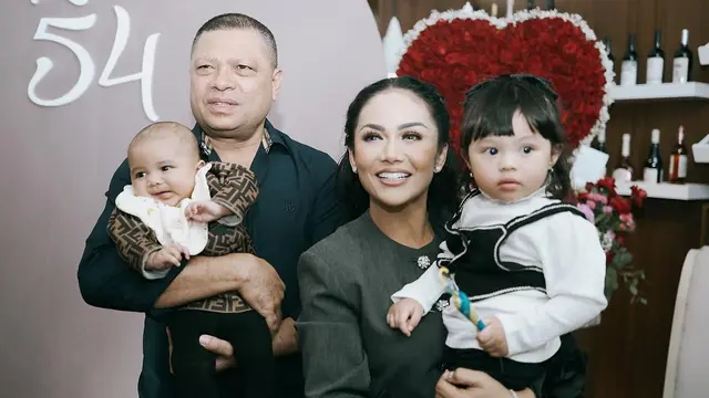 Disebut Kembar oleh Warganet, Begini Foto-foto Baby Azura saat Digendong Kellen Lemos