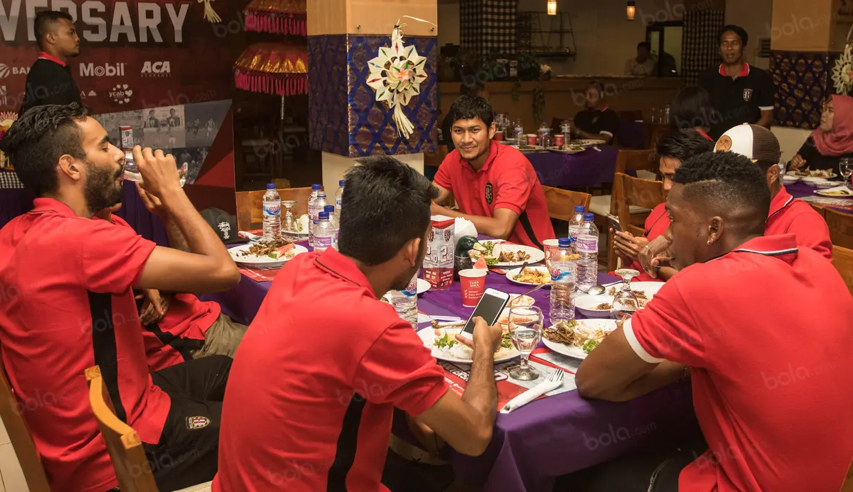 Para pemain Bali United makan malam bersama merayakan hari jadi klub yang kedua. (Bola.com/Vitalis Yogi Trisna)