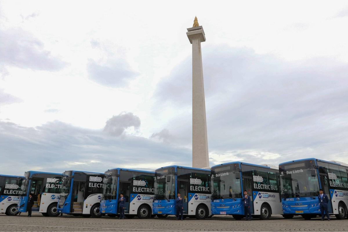 TransJakarta Listrik di Monas
