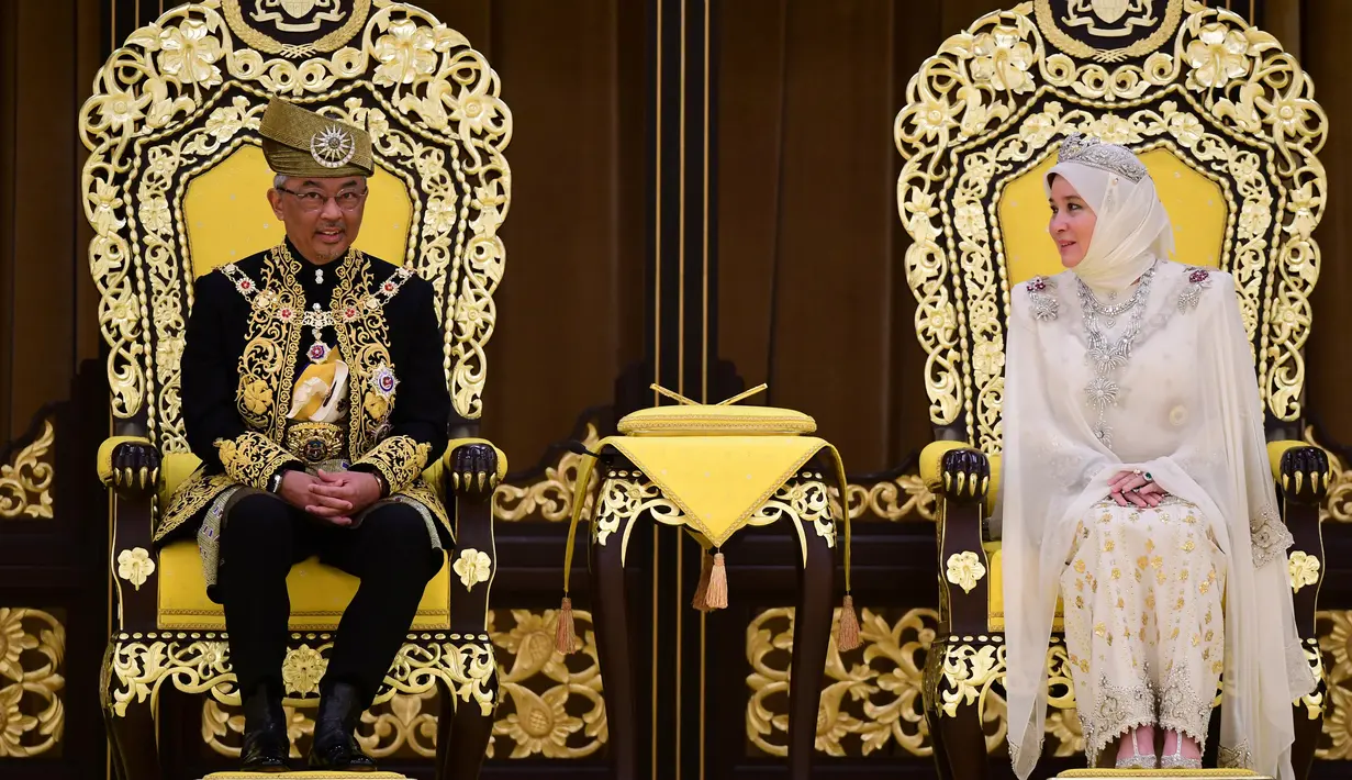 Raja Malaysia Abdullah Ri'ayatuddin Al-Mustafa Billah Shah (kiri) bersama Ratu Tunku Azizah saat penobatan kerajaan di Istana Nasional, Kuala Lumpur, Selasa (30/7/2019). Momen ini secara resmi menandai lima tahun pemerintahannya sebagai kepala negara. (SHAIFUL NIZAL/DEPARTMENT OF INFORMATION/AFP)