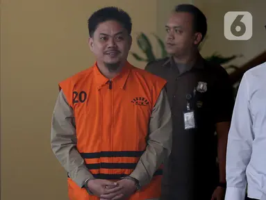 Bupati nonaktif Kolaka Timur Abdul Aziz berjalan usai menjalani pemeriksaan di Gedung Merah Putih Komisi Pemberantasan Korupsi, Jakarta, Rabu (27/8/2025). (Liputan6.com/Helmi Fithriansyah)